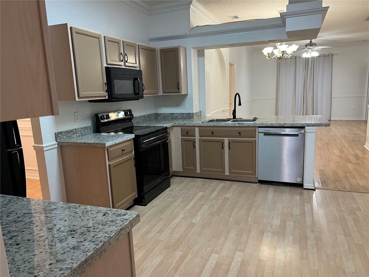 27452 Sky Lake Cir - Photo 4 of 18