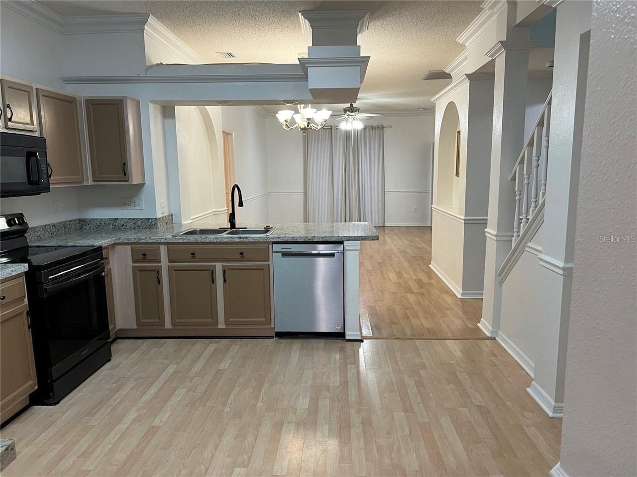 27452 Sky Lake Cir - Photo 5 of 18