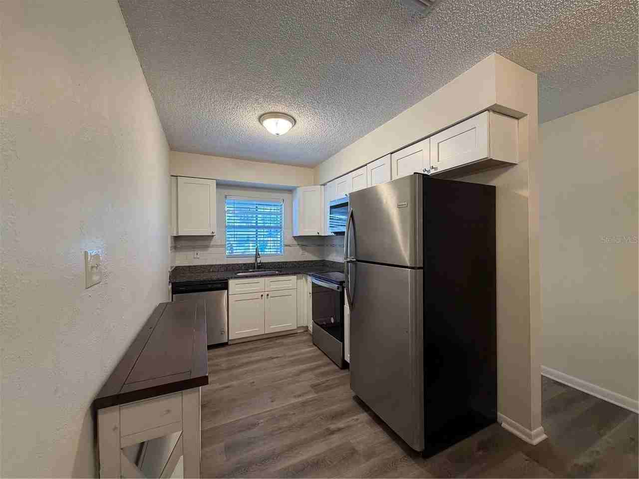 1740 W Walnut St - Photo 7 of 28