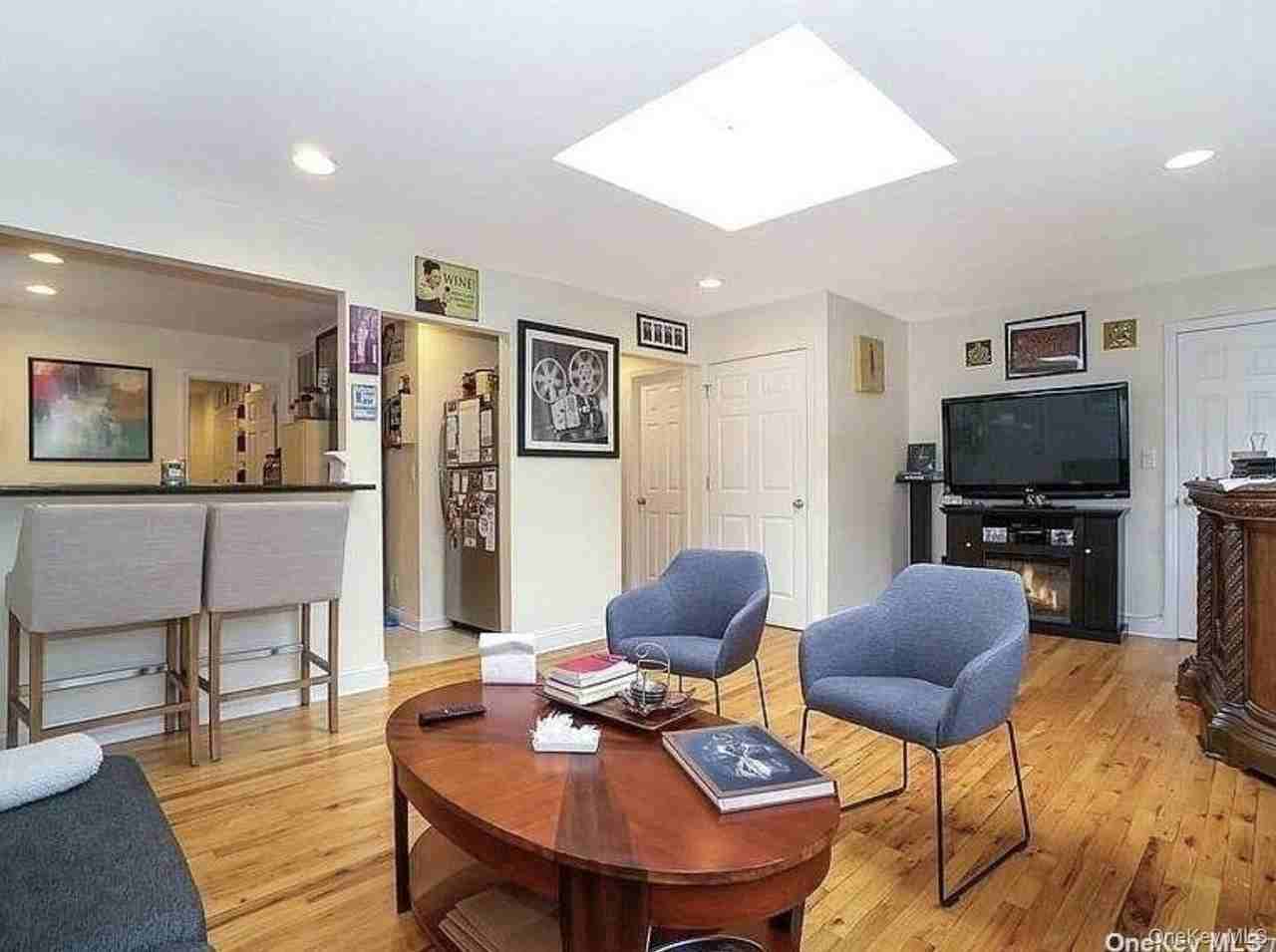 1012 Old Northern Blvd - Photo 3 of 7