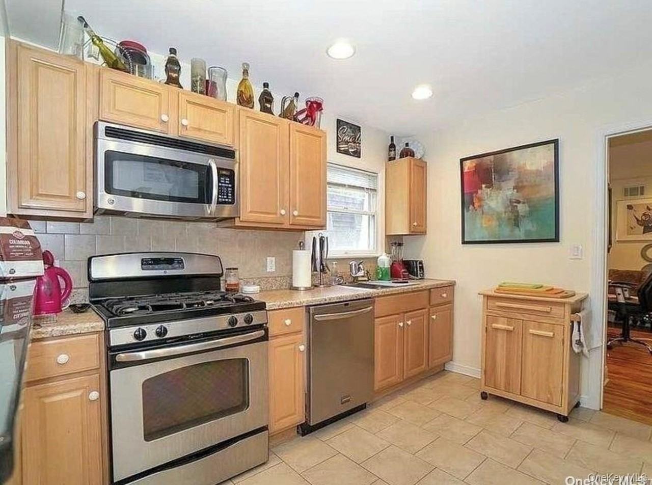 1012 Old Northern Blvd - Photo 4 of 7