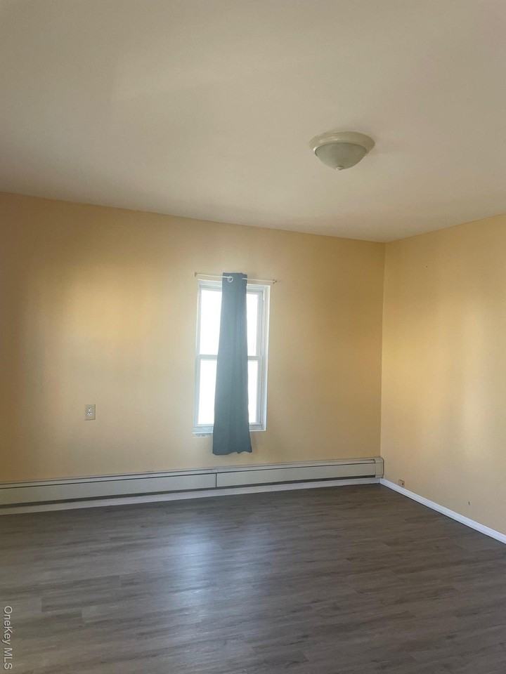 44 Broad St - Photo 2 of 4