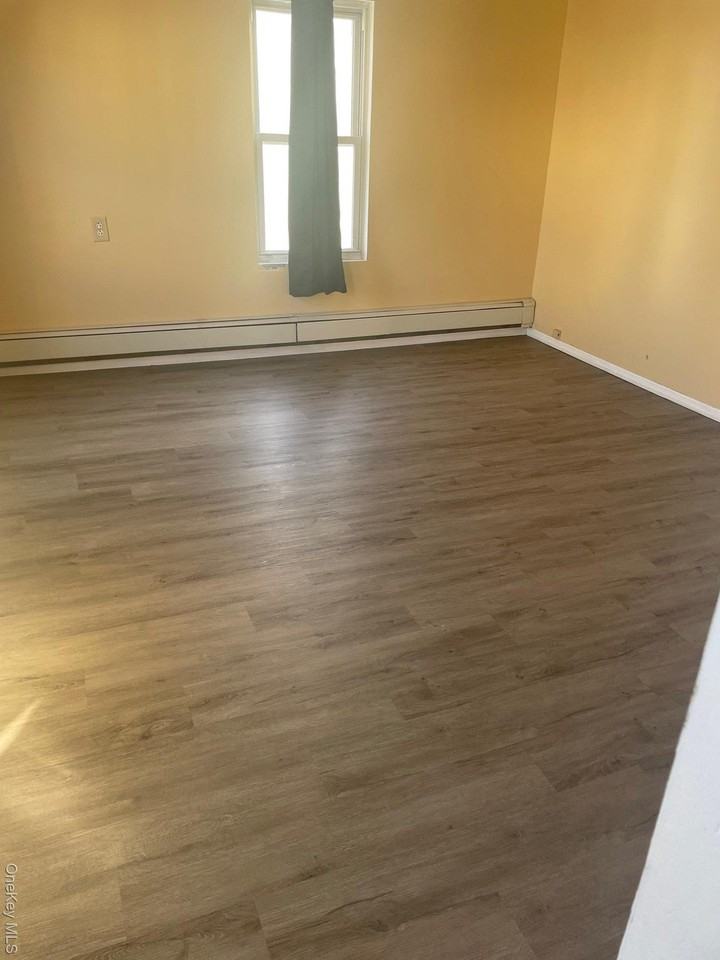 44 Broad St - Photo 3 of 4