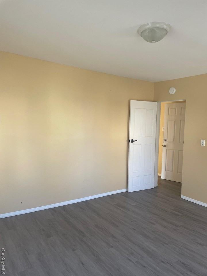 44 Broad St - Photo 4 of 4