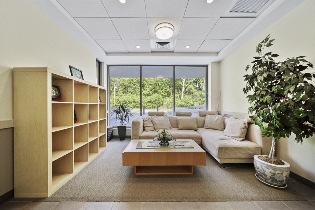 24 Cobblestone Ln Unit 405 - Photo 4 of 18