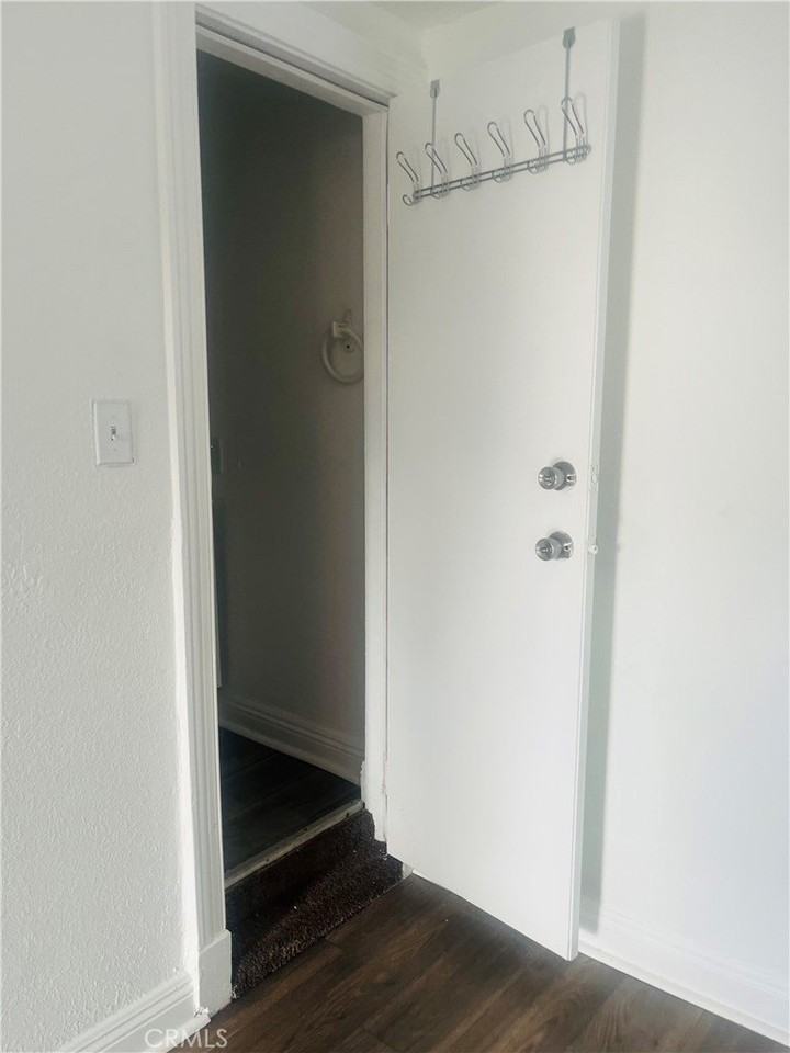 645 E King St - Photo 4 of 8