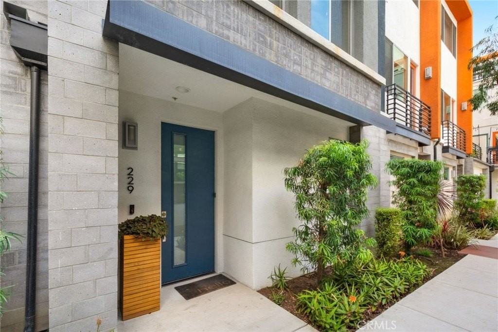 229 Elm Ave - Photo 4 of 21