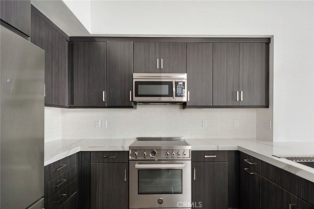 229 Elm Ave - Photo 7 of 21