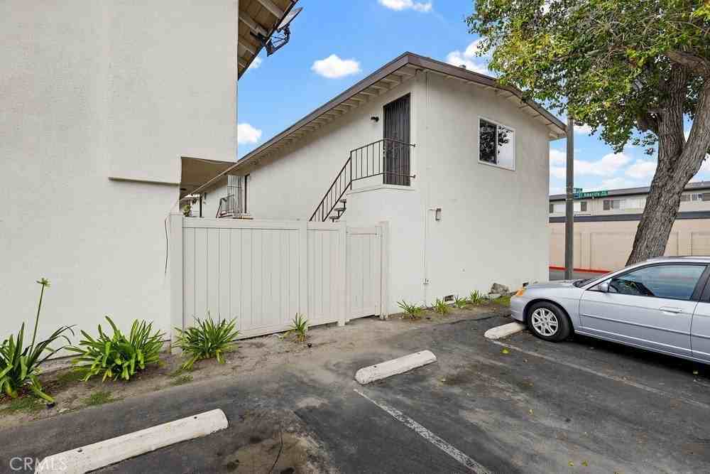 11068 El Amarillo Ave - Photo 5 of 26