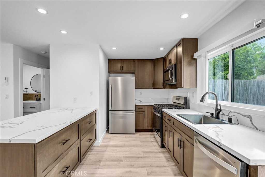 22022 Buena Ventura St - Photo 3 of 18