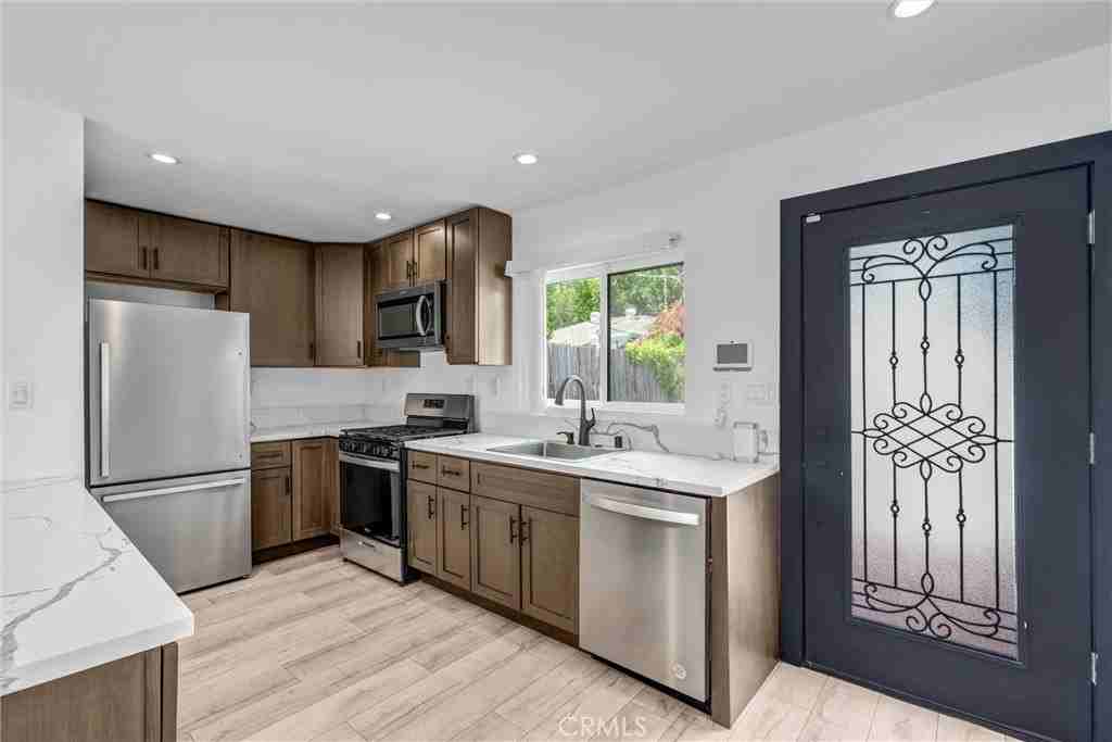 22022 Buena Ventura St - Photo 5 of 18