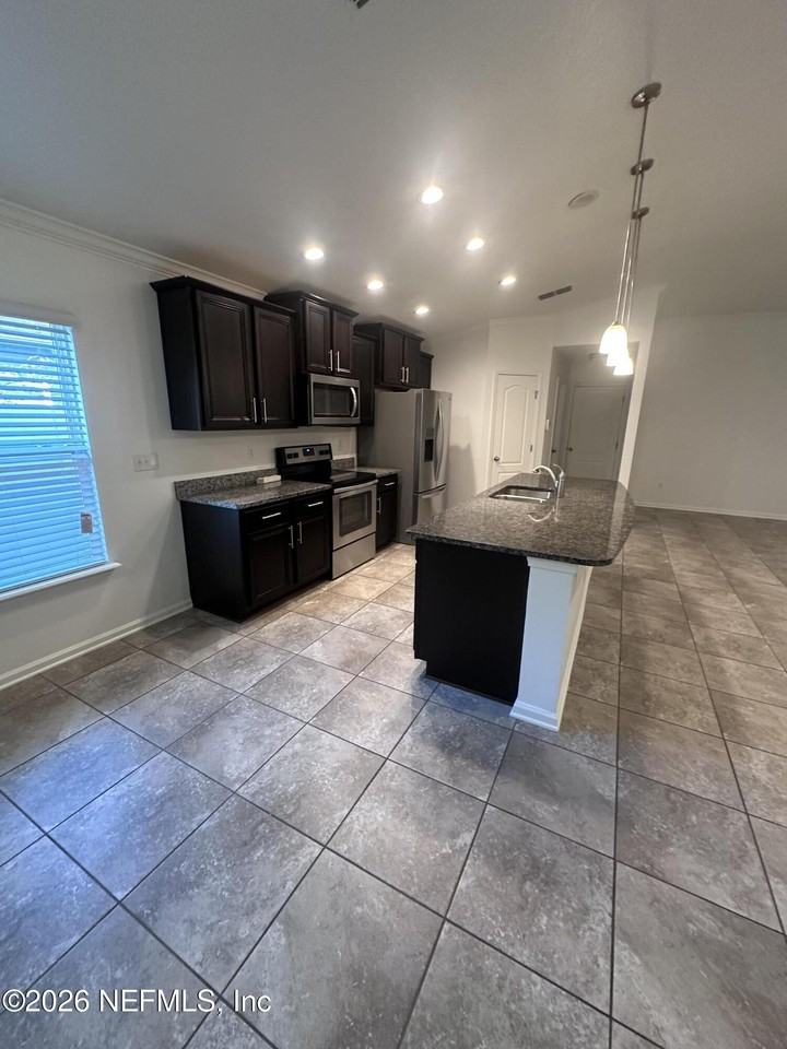 2720 Salt Lake Dr - Photo 3 of 12