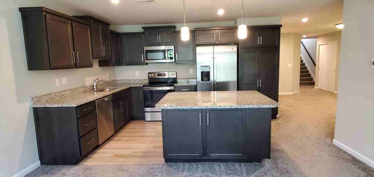 686 Daphne Way - Photo 3 of 31