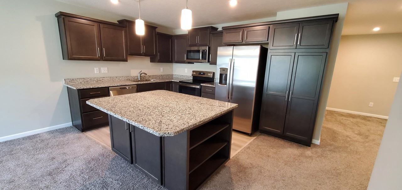 686 Daphne Way - Photo 4 of 31