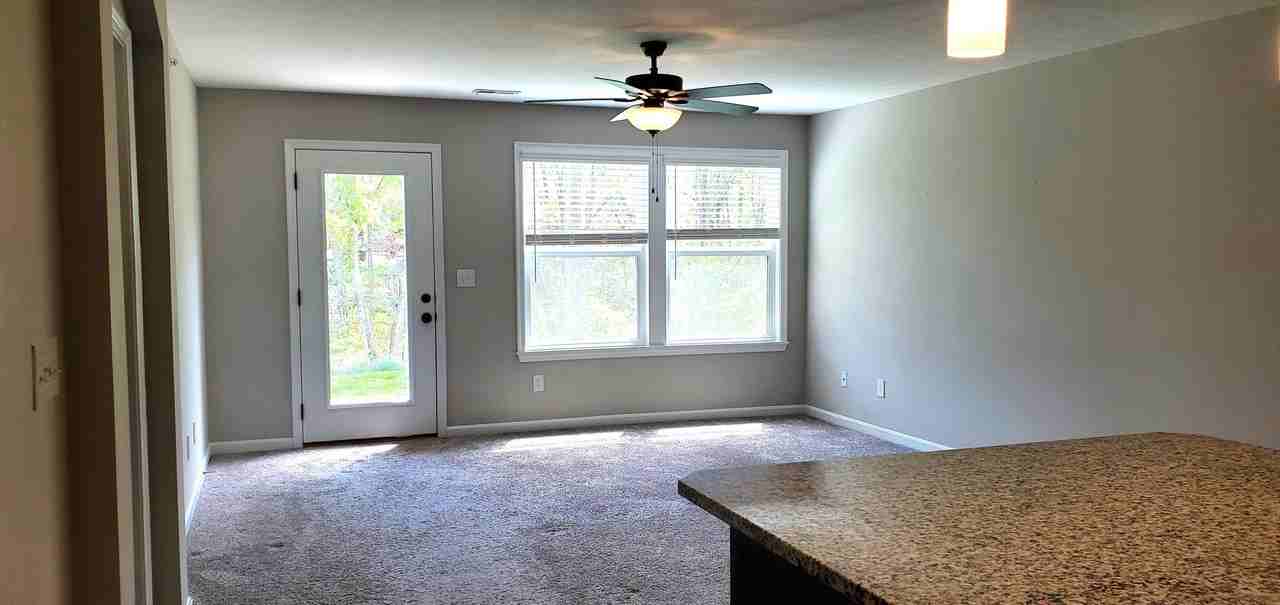 686 Daphne Way - Photo 7 of 31