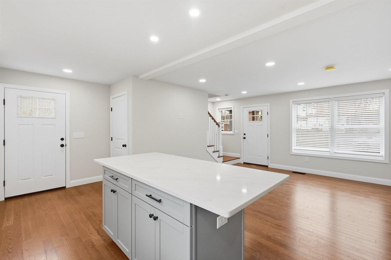 24 Daytona St - Photo 5 of 39