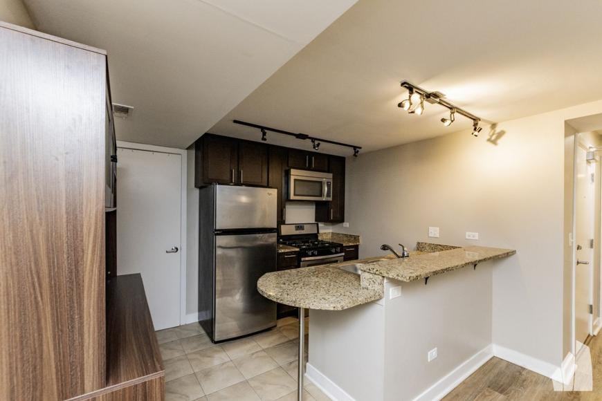 1912 N Lincoln Ave - Photo 3 of 10