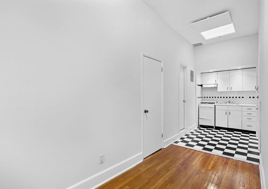 145 E 61st St - Photo 2 of 7