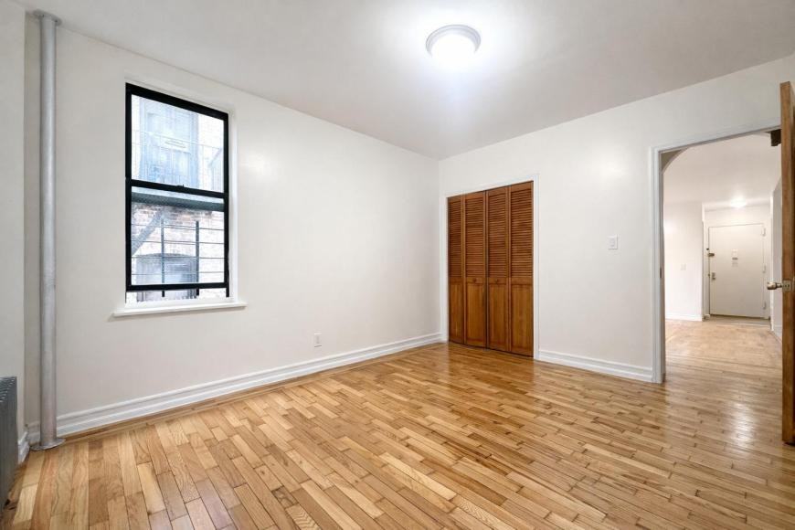 10 Adrian Ave - Photo 6 of 10