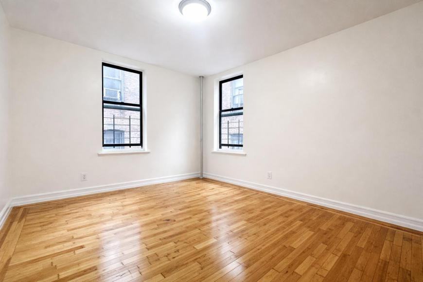 10 Adrian Ave - Photo 7 of 10