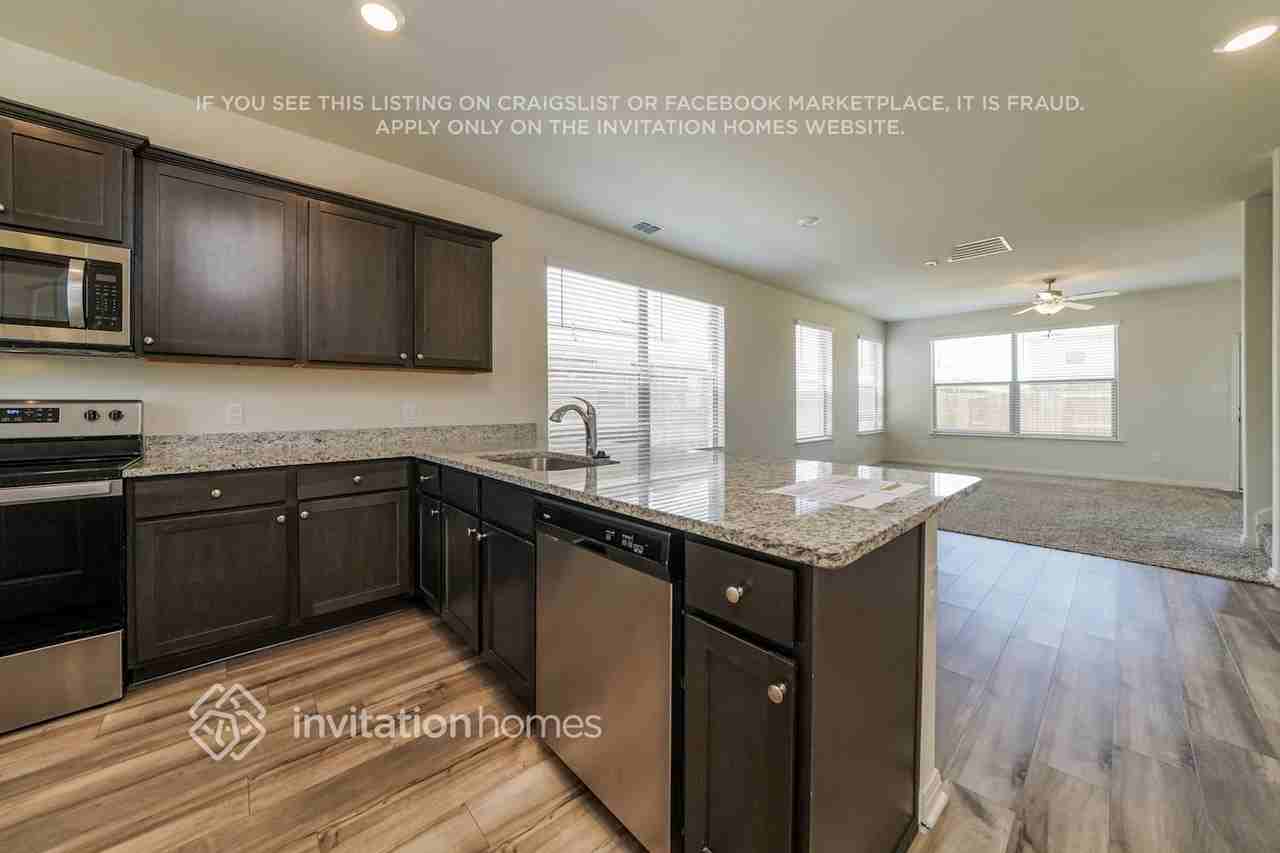 917 First St - Photo 5 of 16