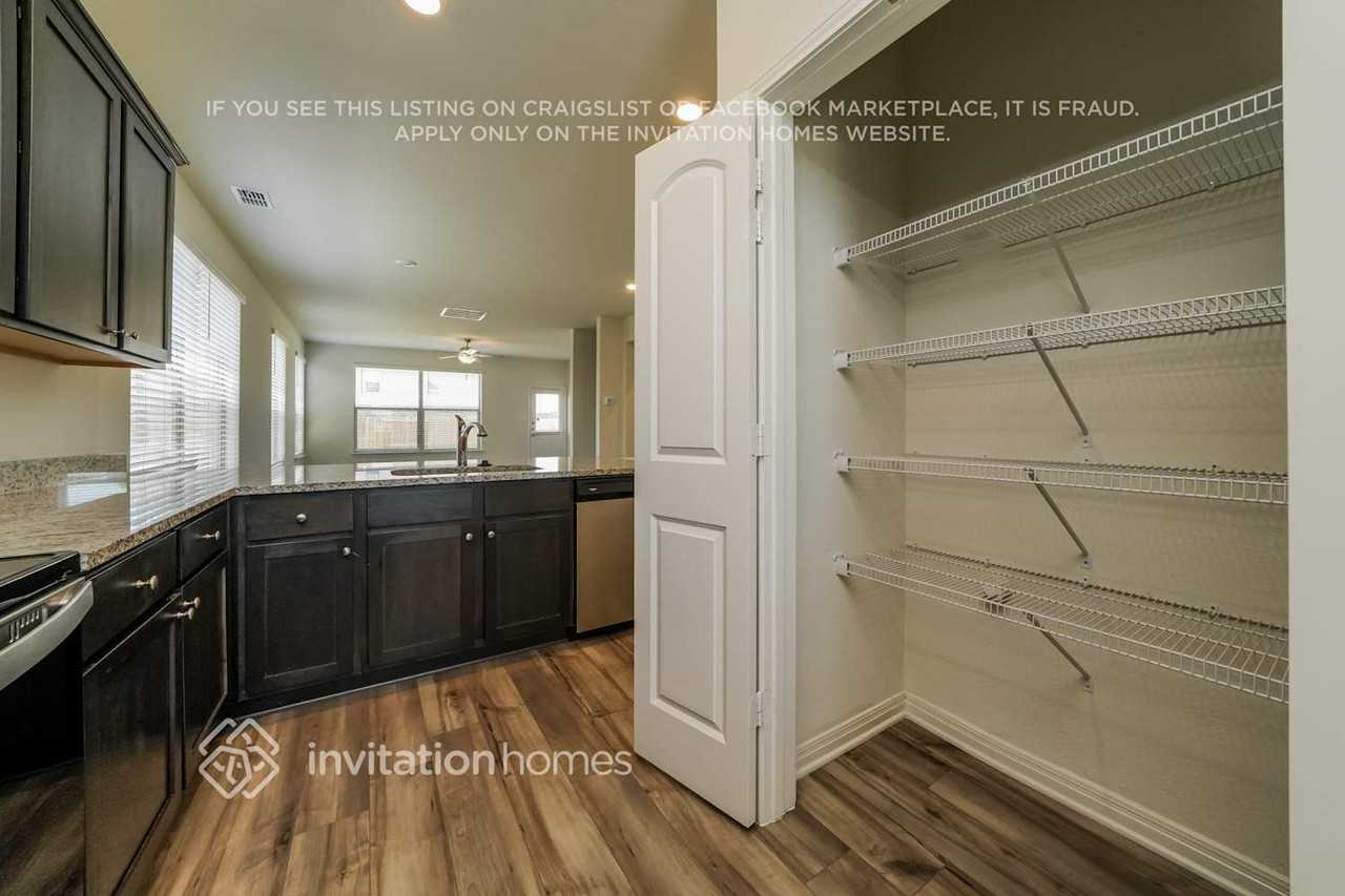 917 First St - Photo 7 of 16