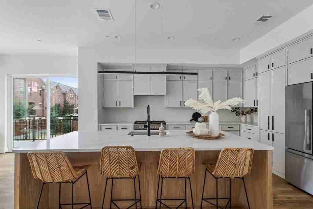 4330 Dickason Ave #101 - Photo 4 of 29