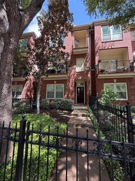 2808 N Hall St - Photo 2 of 34