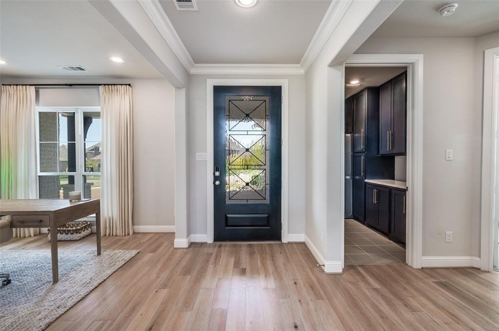 2705 Chandler Ct - Photo 2 of 34