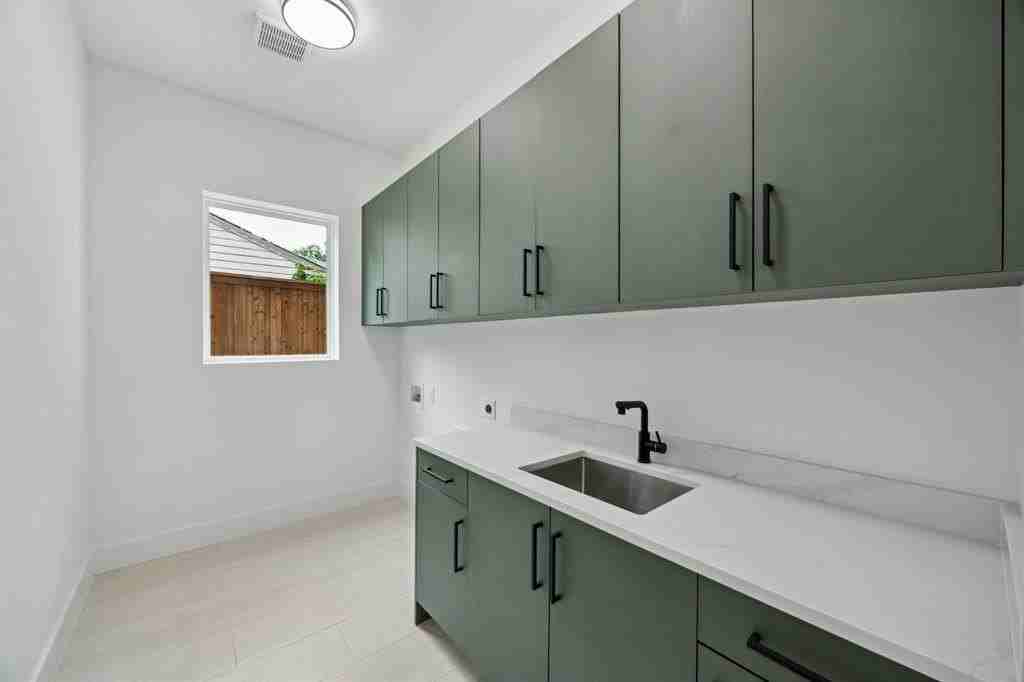 3815 Hawick Ln - Photo 5 of 39