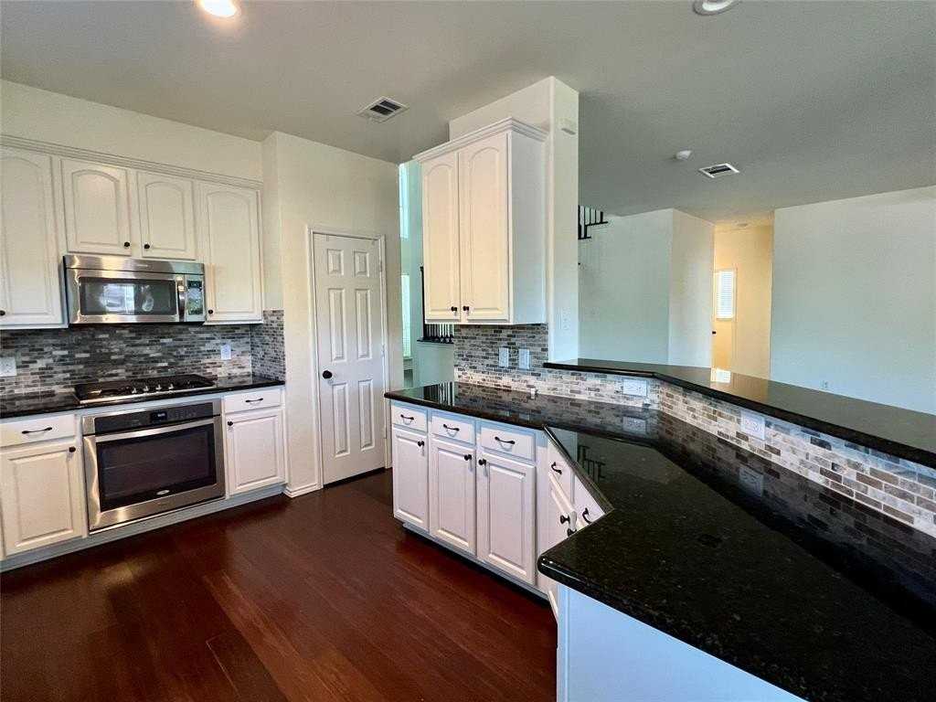 9705 Hickory St - Photo 3 of 35