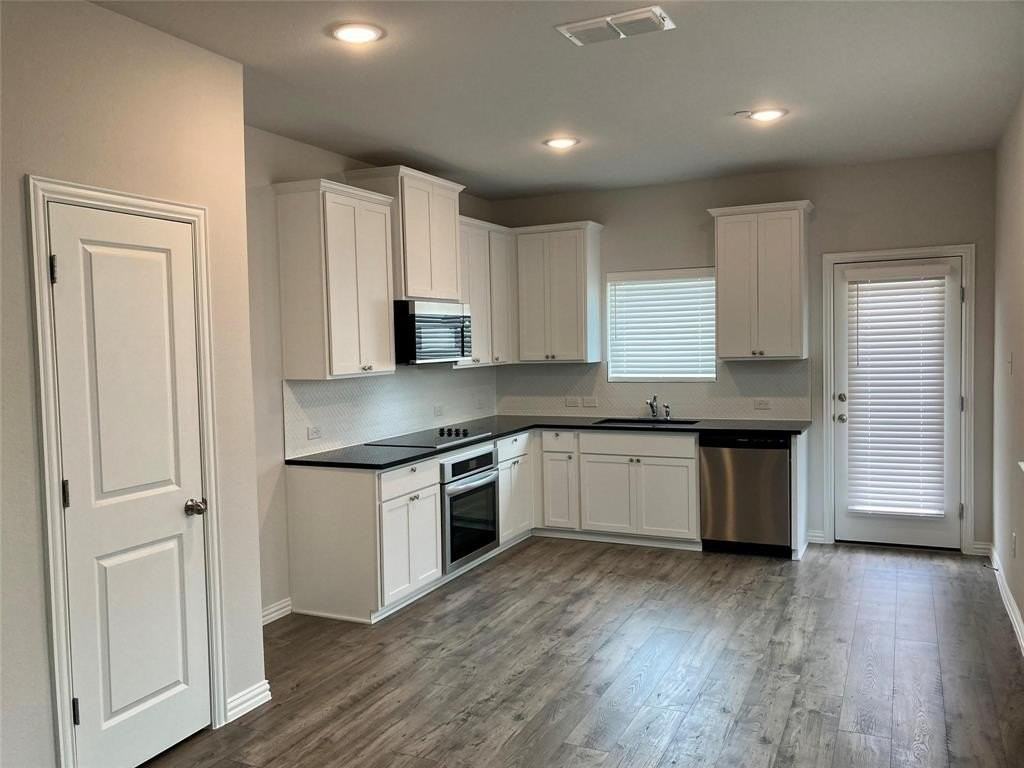 1135 Rusk Way - Photo 5 of 21