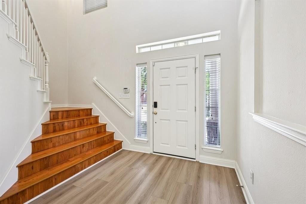 458 Richmond St - Photo 5 of 39