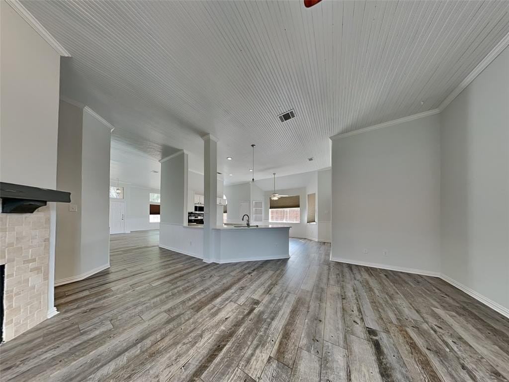 7513 Silverthorn Dr - Photo 3 of 15