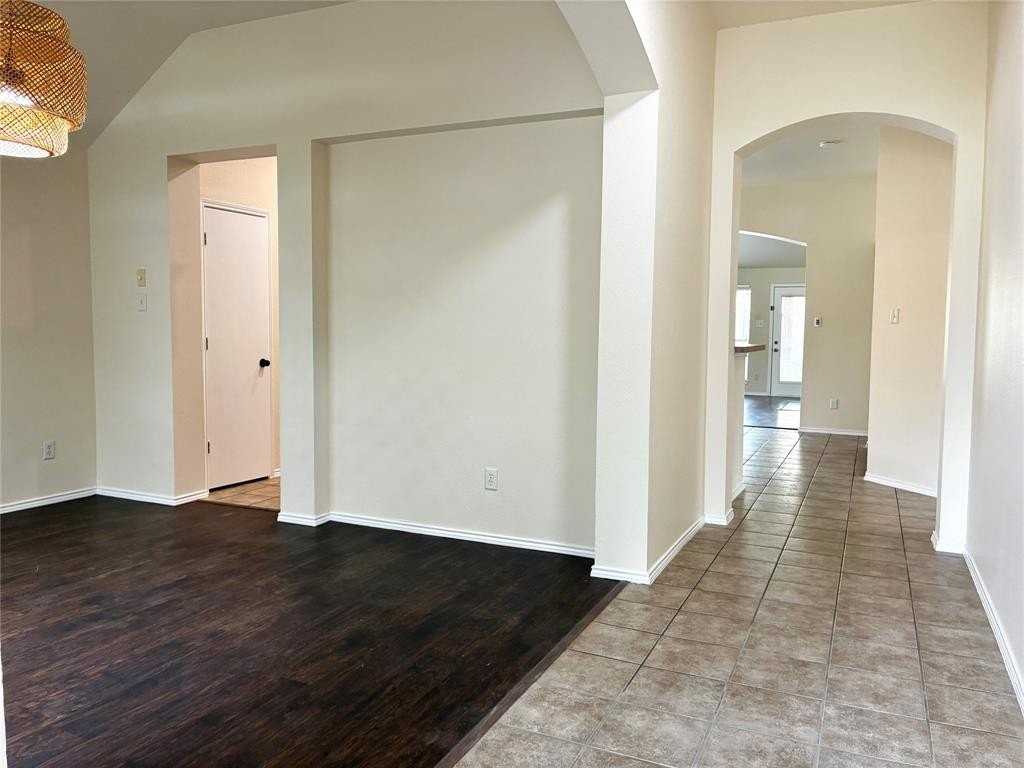 437 Carver Dr - Photo 5 of 28