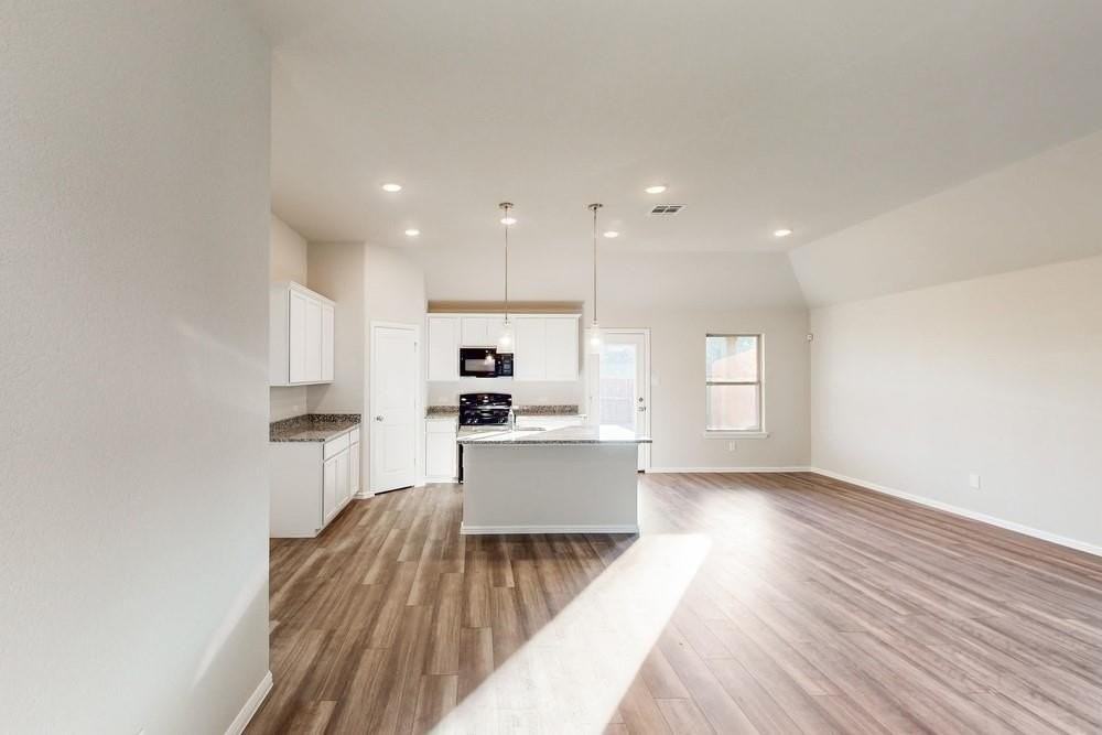 2700 Rambling Rd - Photo 3 of 11