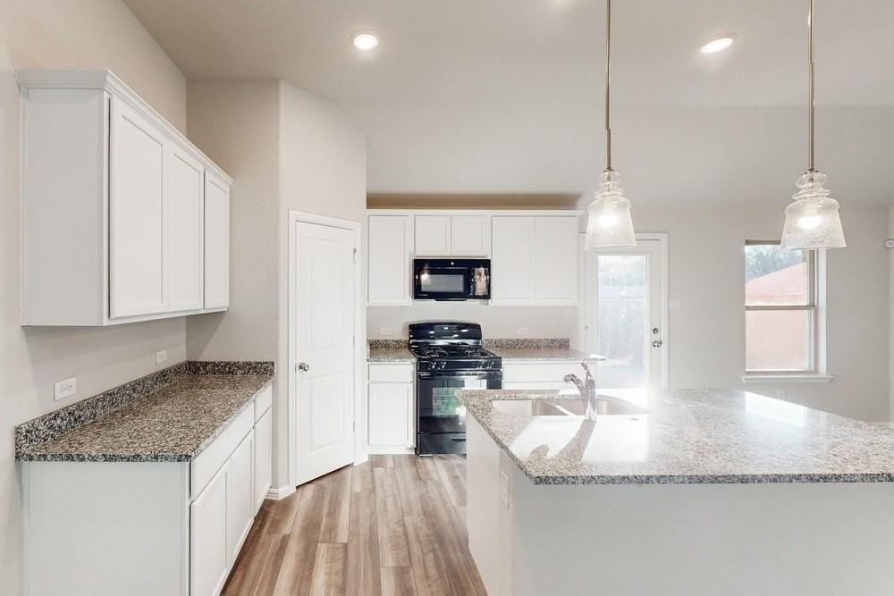 2700 Rambling Rd - Photo 4 of 11