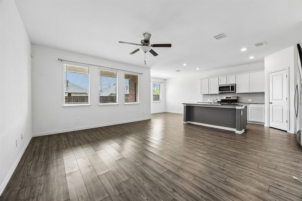 820 Carmen St - Photo 4 of 25