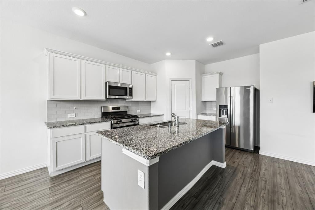 820 Carmen St - Photo 7 of 25