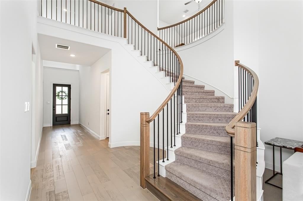 1812 Eric Metzger Way - Photo 2 of 20