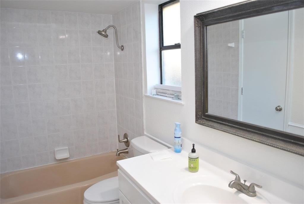 720 Ash St - Photo 4 of 9