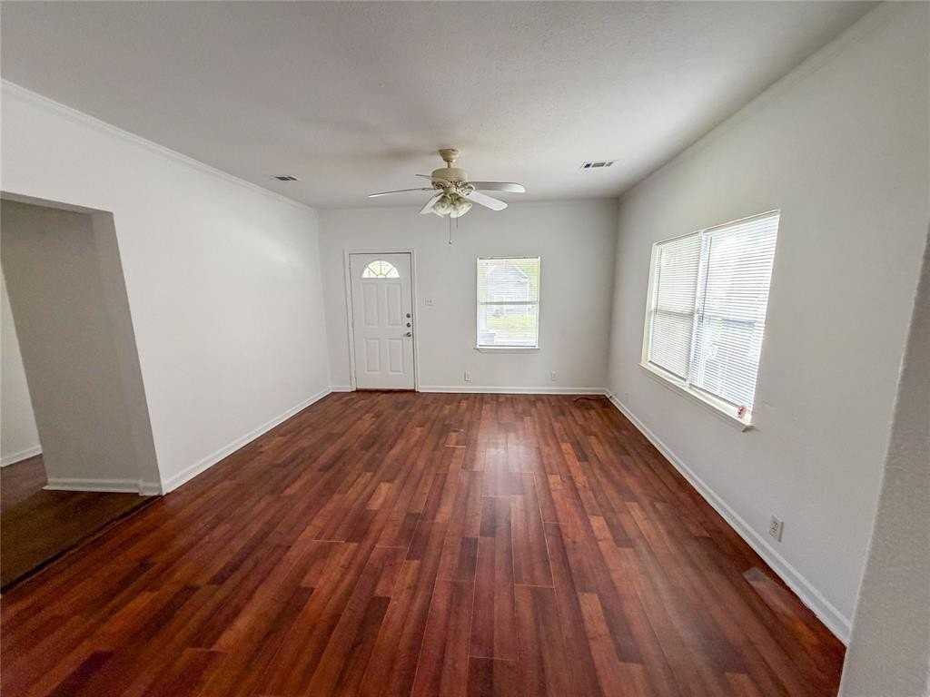 114 E Hull St - Photo 4 of 19