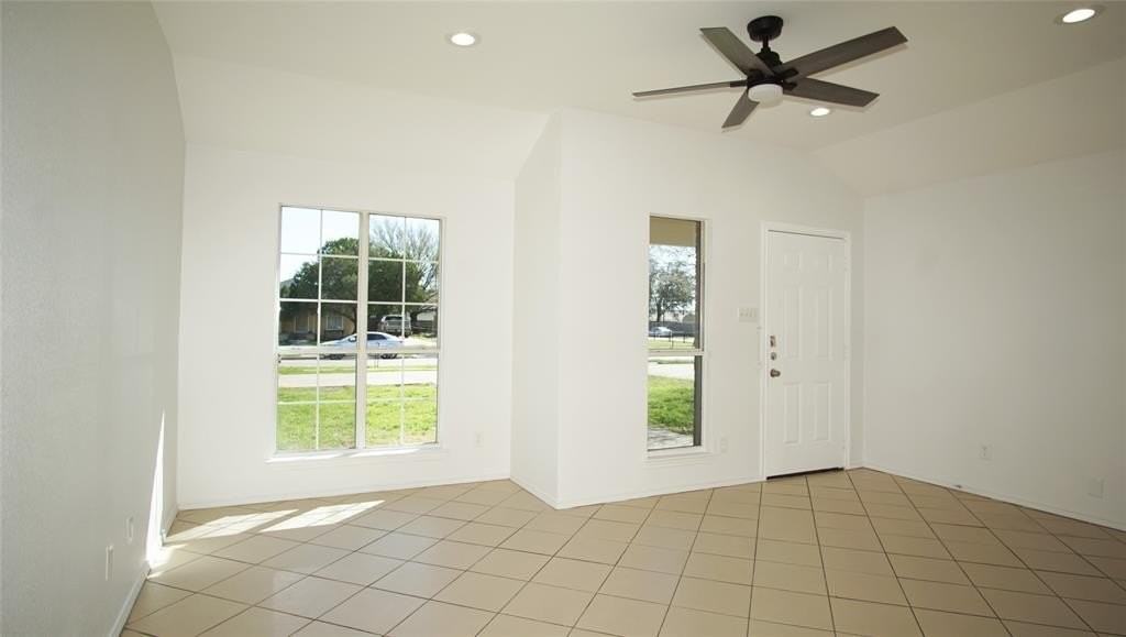 319 Se 13th St - Photo 2 of 9