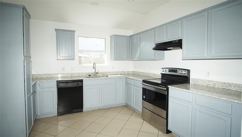 319 Se 13th St - Photo 3 of 9