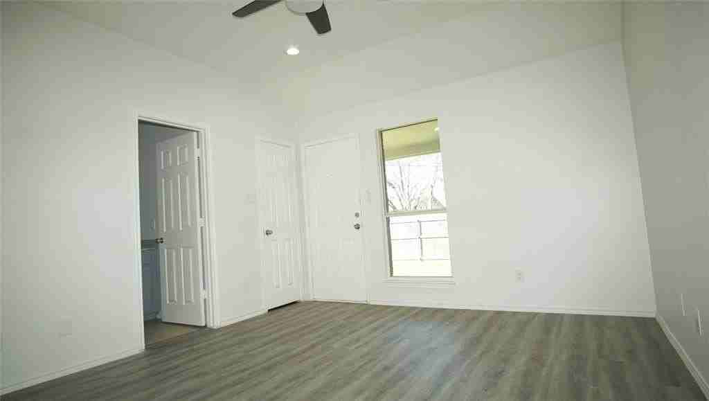 319 Se 13th St - Photo 7 of 9