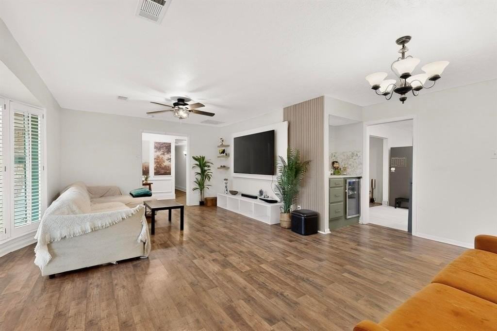 1534 Mayfield Ave - Photo 4 of 26