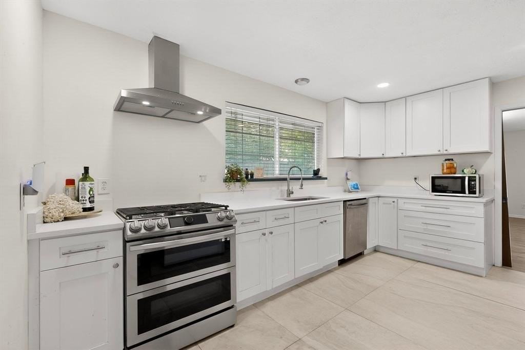 1534 Mayfield Ave - Photo 6 of 26