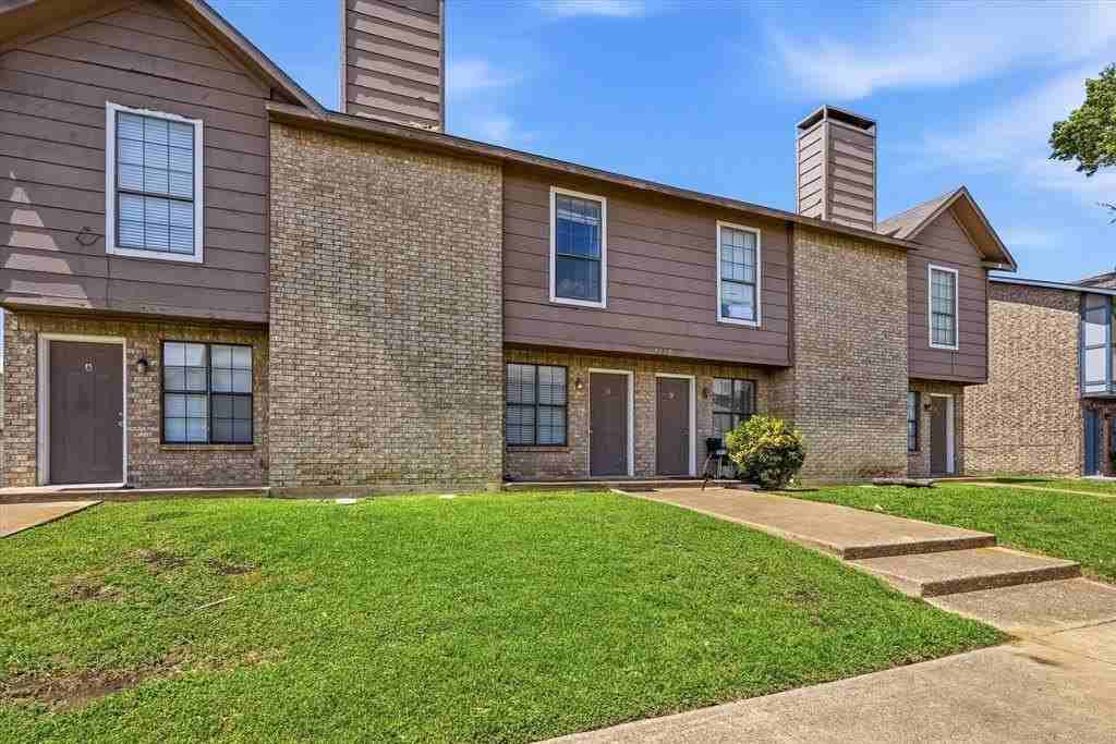 2710 Wimbledon Ct #B - Photo 3 of 32