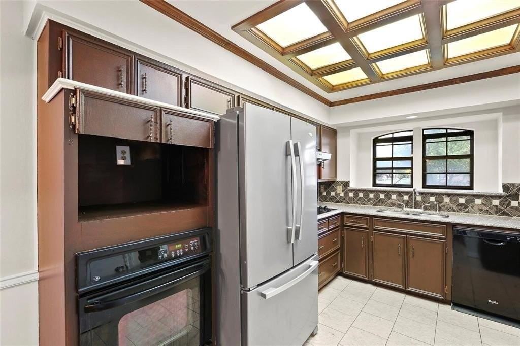 10135 Rita Rd - Photo 7 of 24