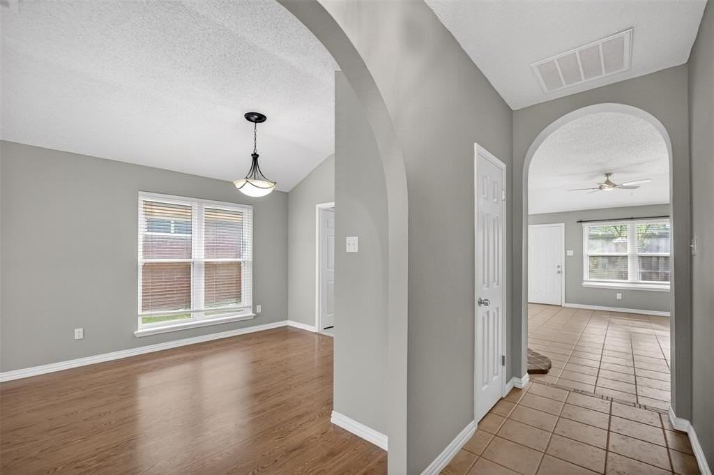 1204 Saratoga Dr - Photo 3 of 27